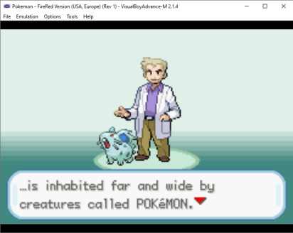 Captura de tela demonstrativa do Visual Boy Advance rodando o jogo Pokémon FireRed. O jogo está sendo mostrado no seu início com o professor carvalho falando com legendas em inglês.