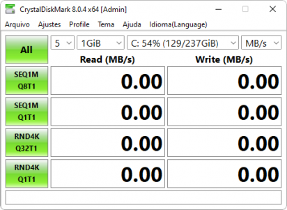 Captura de tela do CrystalDiskMark mostrando a tela inicial, com os resultados de velocidade de leitura e gravação zerados.