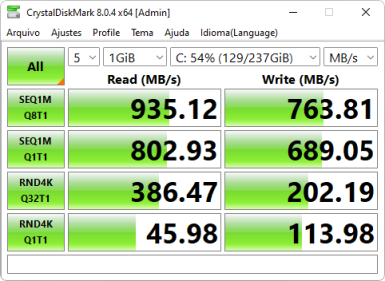 Captura de tela do CrystalDiskMark que mostra resultados de um SSD testado com o programa.