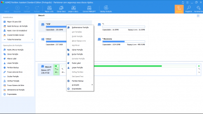 Captura de tela demonstrativa do AOMEI Partition Assistant. Ele mostra sua interface inicial com um disco selecionado. Ele mostra o menu de contexto do programa ao se clicar sobre uma unidade de disco com o botão direito do mouse.