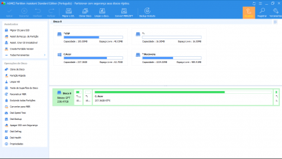 Captura de tela demonstrativa do AOMEI Partition Assistant. Ele mostra sua interface inicial com um disco selecionado. Mostra também muitas suas opções disponíveis.