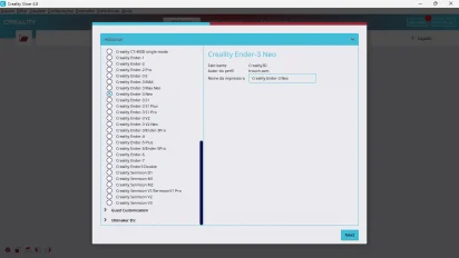 Captura de tela demonstrativa do Creality Slicer mostrando a terceira tela do assistente de configuração. Essa tela mostra a etapa de seleção da impressora 3D a partir da listagem disponibilizada. Na captura está selecionada uma Creality Ender-3 Neo.
